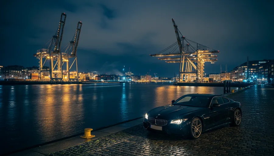 Hamburger Hafen bei Nacht mit Luxusauto