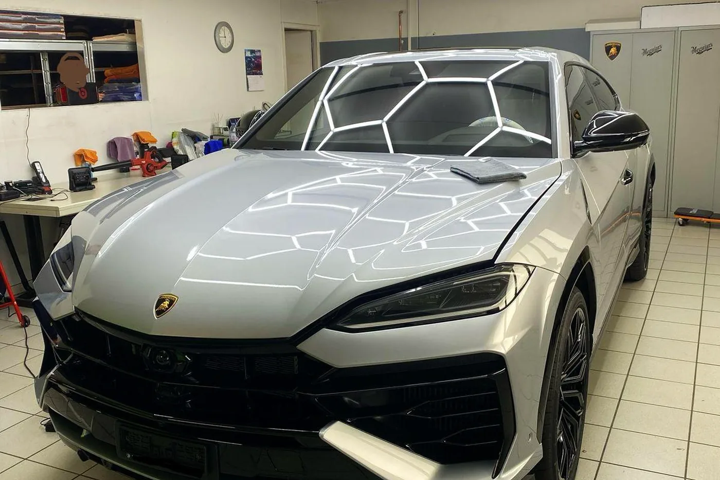 Lamborghini Urus in Grau, Front, Dreiviertelansicht – ausgeliefertes Fahrzeug von FABY TRADING